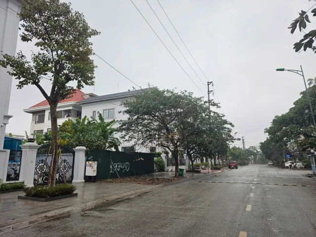 Bán biệt thự 3 tầng mới xây, diện tích đất 270m dãy OBT19 khu đô thị đại hoàng long. Mặt đường lê thánh tông. Phường võ cường tỉnh bắc ninh