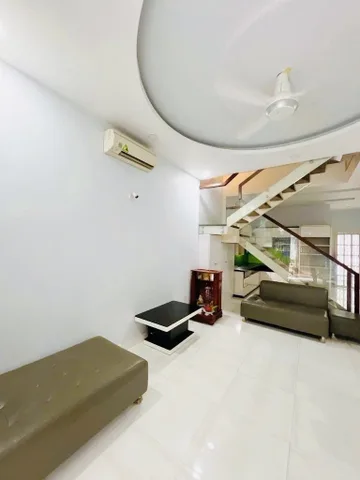 BÁN GẤP – NHÀ KIỀU NĂNG TĨNH, 2 MẶT HẺM – GIÁ 4.9 TỶ
Nhà 2 tầng kiên cố, 2 phòng ngủ rộng, ánh sáng tự nhiên.
Hẻm trước sau, cách 20m ra mặt tiền – kinh doanh nhỏ cực tốt.
Khu vực an ninh, hàng xóm thân thiện.
👉 Sổ hồng riêng, sang tên liền. – 49BB0A