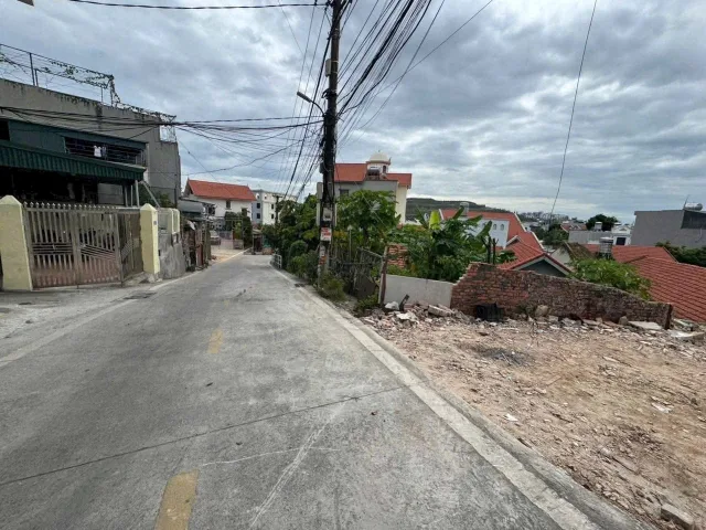 BÁN LÔ ĐẤT NGAY CHỢ BA LAN,GIẾNG ĐÁY,HẠ LONG