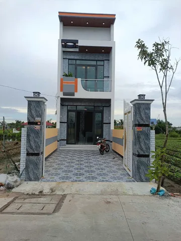 Bán nhà mới xây mt đường Lê Thị Ty, xã Long Thượng dt 120m2 , 1 lầu, 3pn ,2wc giá 3,25 tỷ