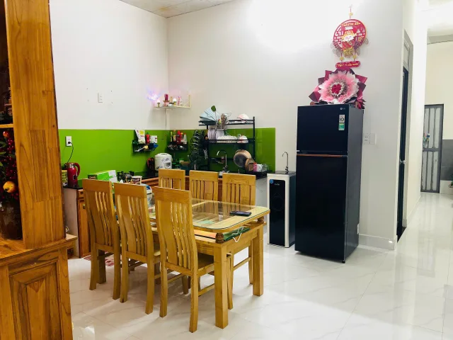 Cần bán nhanh nhà cấp 4 trong hẻm, tiện ích gần trường, chợ, trung tâm y tế, trung tâm hành chính, vị trí trung tâm thị trấn Hà Lam, cách trục đường chính tiểu La 100 mét. Giá 1tỷ500tr có thương lượng.