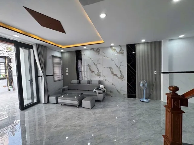 2 TẦNG BAO NGON. DT: 98M2 NGANG 5M._ 20M RA MẶT TIỀN ĐƯỜNG _ 12 CHỖ ĐỔ TRONG SÂN.