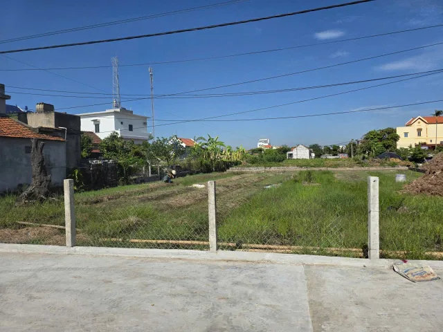 E chính chủ muốn bán lô đất Diện tích gần 700 đã tách làm 2 sổ 251m và 416m sát khu du lịch nhà thờ đổ nam định
Sát với trục đường bộ ven biển.
Kế bên là khu du lịch sinh thái biển đang xây dựng, phù hợp đầu tư homstay , nhà hàng ,khách sạn.
Lô đất quá