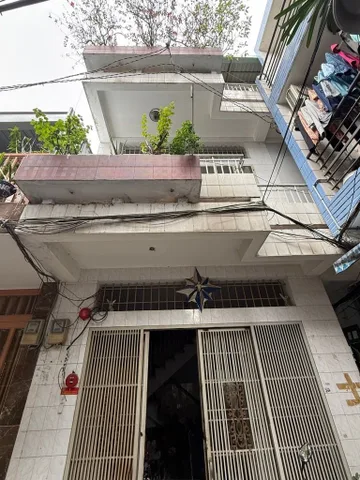 Chủ gấp bán nhà 4 tầng sổ hồng riêng, gần sân bay, chợ, bv