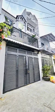 BÌNH TRỊ ĐÔNG – SÁT MẶT TIỀN – HẺM XE HƠI – 52m2 ,Giá 5.35 Tỷ
Nhà 1 trệt 2 lầu, 4PN, thiết kế thoáng. Gần chợ Bình Trị Đông, trường học các cấp, ra Lê Văn Quới vài phút. Pháp lý chuẩn.