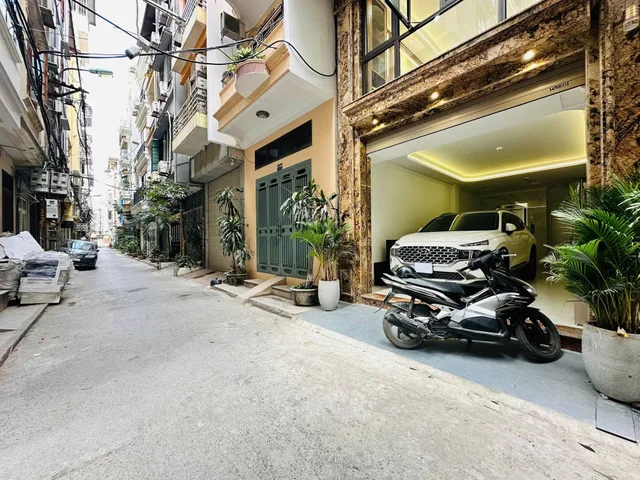 Nhà Đẹp!Trần Quốc Hoàn,Oto Vỉa Hè,Thang Máy,full Nội Thất,DT:40m2 x 7Tầng,MT: 4m,Giá: 21.7 tỷ Cầu Giấy