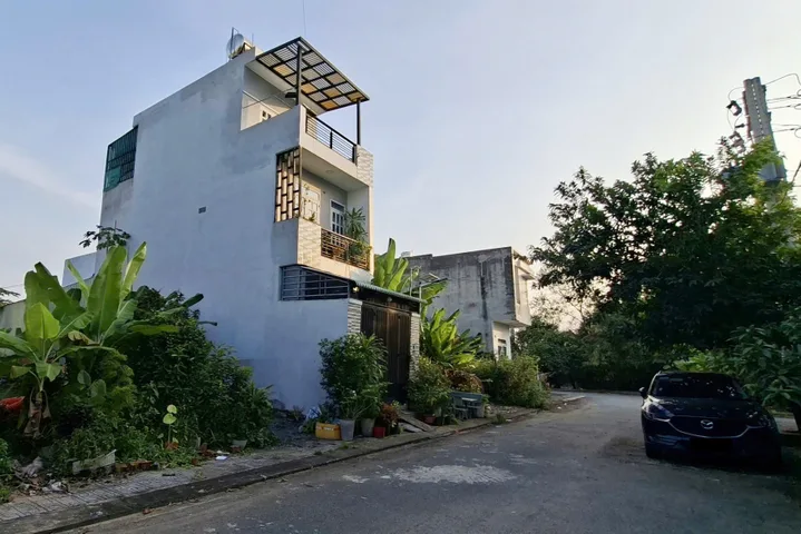 BÁN NHÀ 3 TẦNG – ĐƯỜNG XE HƠI 8M CÓ VỈA HÈ – 50,4m² (4m x 12,6m) -TRƯỜNG LƯU, LONG TRƯỜNG