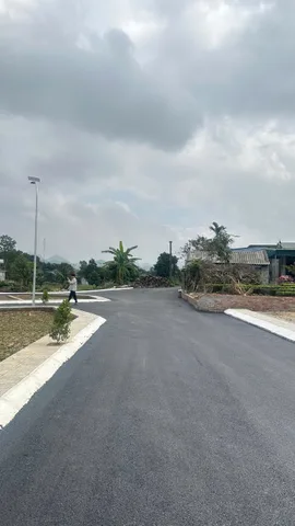 Lạc Thủy mở đất tương lai,
View hồ gió mát, sớm mai yên lành.
Utopia kề cận xanh xanh,
Khu công nghiệp sát, học hành đủ duyên.
Đất cao thoáng gió bốn bên,
An cư vững chỗ, lộc bền mai sau.