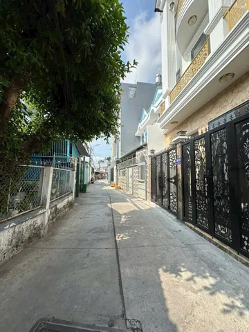 Bán gấp nhà 1 trệt mặt tiền đường 11 Cát Lái Q2 cũ dt đất 65m² ngang 4.9m giá 5.7 tỷ