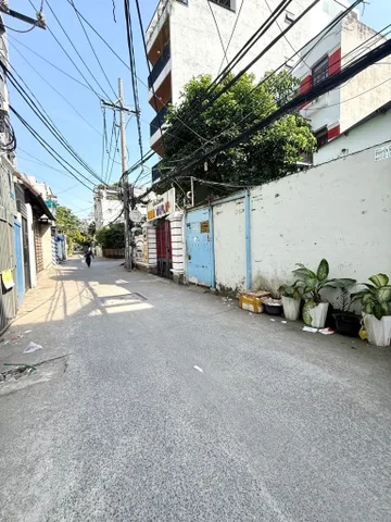 HXH Bùi đình túy .Q Bình Thạnh, 80m2 
Giá 13,5 tỷ 

👉dt : 4m ×_23m ( nở hậu 4,4m)3PN 4WC 
👉kết cấu : 1 trệt ,2 lầu. BTCT 
♦sổ hồng riêng ,hoàn công đủ ,pháp lý chuẩn
☎lh 0342116231 phi nhà đẹp