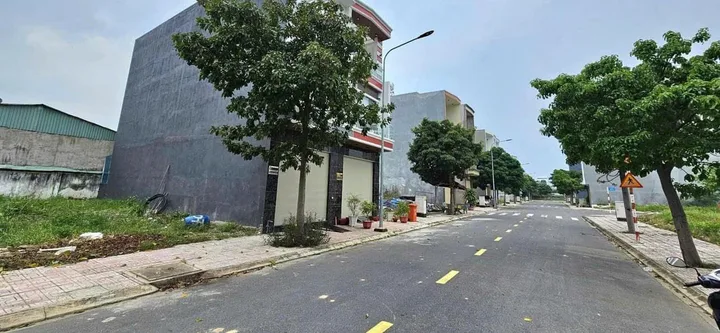 ĐẦU TƯ HẠ TẦNG KẾT NỐI SÂN BAY - GIÁ 900 TRIỆU LÔ 100M2 (5X20) NGAY MẶT TIỀN ĐƯỜNG LỚN 60M