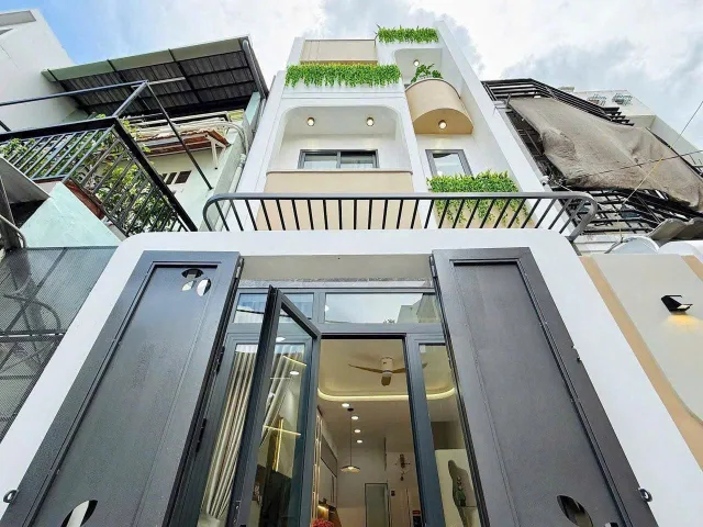 Nhà 42.5m² Lê Quang Định, xây 1 trệt 2 lầu giá 2 tỷ 550. Hẻm 4m thông, sổ sẵn