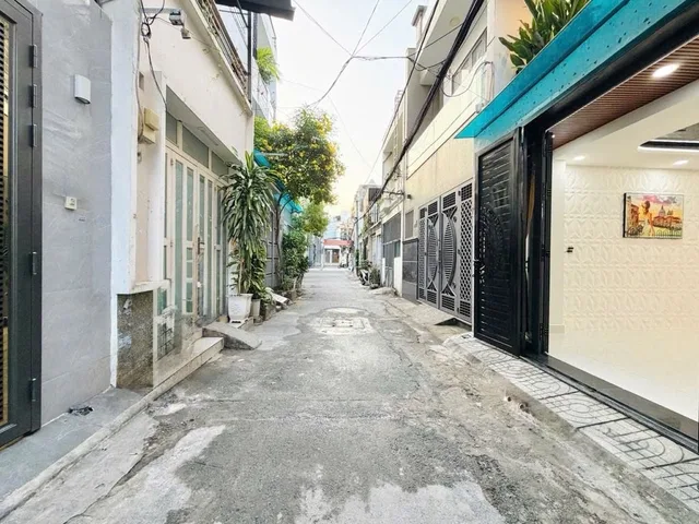 Nhà mới đẹp ,sang trọng. Full nội thất .4,1 x 12,1
1 trệt lửng, 2 lầu sân thượng. Sân để xe rộng