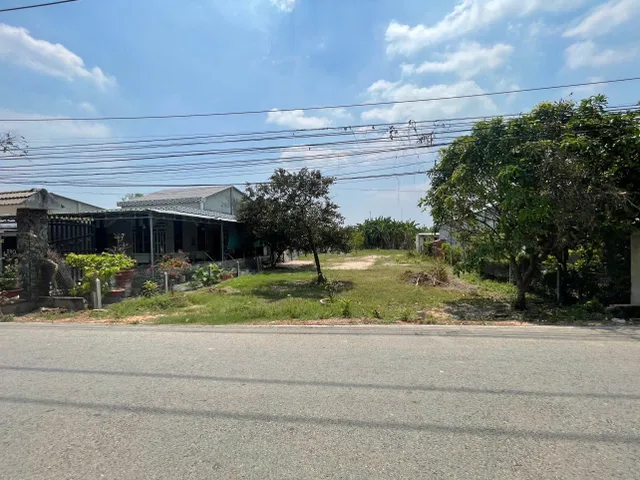 Mặt Tiền Nhựa rộng 20m. Bán nhanh lô đất 270m2 có thổ cư. 900 triệu. Sổ Hồng Riêng