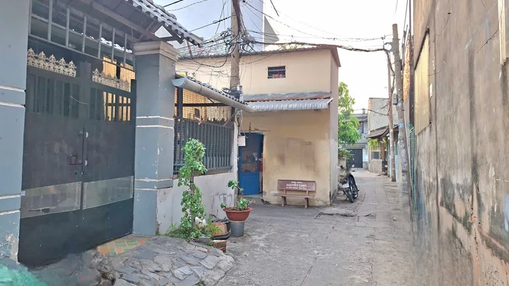 Nhỉnh 4 T - Nhà ngang 5.3m - Tỉnh Lộ 10 (Dt 106m2)