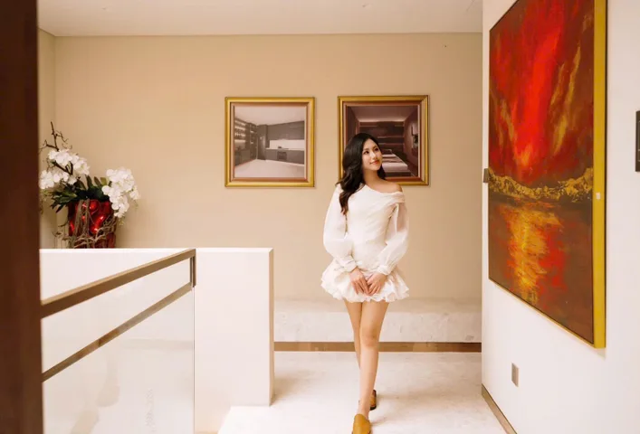 “Tôi nghĩ đó là những gì chúng ta cần hiện nay. Những bức tranh tươi mới về một thế giới rất tươi đẹp” – David Hockney.

Dọc hành lang căn mẫu Regal Complex, chủ đầu tư Regal Group bày trí những bức ảnh 3D tái hiện không gian sống của chính dự án từ ánh