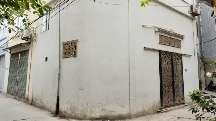 NHÀ LÔ GÓC 2 TẦNG TẠI PHÚ DIỄN - Ô TÔ NGỦ TRONG NHÀ
