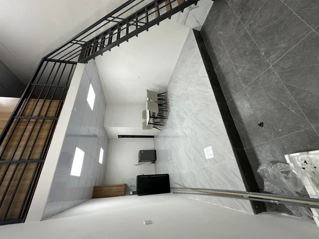 📐 Diện tích: 65m²
 • Tầng dưới: 40m² (phòng khách + bếp + WC)
 • Gác lửng: 25m² (phòng ngủ)

📍 Vị trí vàng: Ngõ 126 Hồ Tùng Mậu – Cầu Giấy
 • Trục Hồ Tùng Mậu – Xuân Thủy – Phạm Văn Đồng, gần ga Metro Nhổn – Cầu Giấy
 • 3p-7p đi bộ ra ĐH Thương Mại,