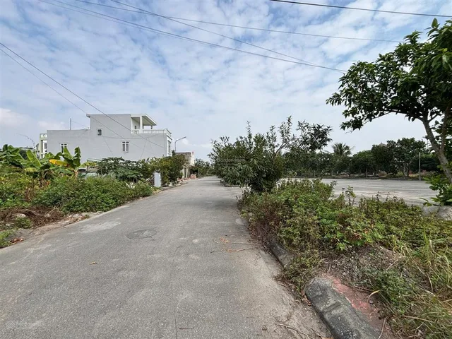 Bán đất tđc sân bay tràng cát view bãi đỗ xe dt 67,14m2 đường và vỉa hè rộng 12m.