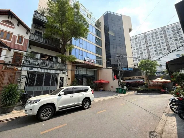 HIẾM ! MẶT TIỀN 4 TẦNG HOÀNH TRÁNG KHU VIP SÂN BAY TÂN SƠN NHẤT