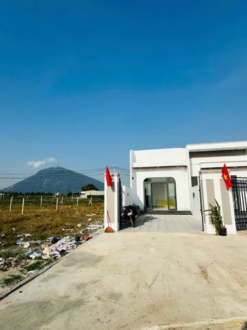 Nhà mới hoàn thiện 100%
✔️Suối Đá DMC vew núi cực đỉnh
✔️Tiện nghi : sân oto + 1 phòng khách + 2 phòng ngủ,1 bếp, sân nắng phía sau,full kính cường lực
✔️Diện tích 5 x 32 full tc ,dân cư đông 
✔️ Công chứng liền,tặng 2 máy lạnh 1 máy giặc new ( hàng đ