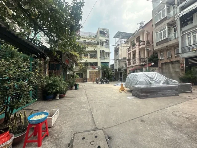 💎 NHÀ BÁN  QUẬN 5 – 5 TẦNG THANG MÁY – NGANG 7.6M 💎
🔥 Chủ xây ở TÂM HUYẾT – TẶNG FULL NỘI THẤT CAO CẤP
🚗 Xe hơi ngủ trong nhà – sân rộng, thoáng
⸻
THÔNG TIN NỔI BẬT
• 📐 Diện tích: 7.6m x 10.8m (ngang cực hiếm Quận 5)
• 🧱 Kết cấu: 1 trệt + 3 lầu + sâ