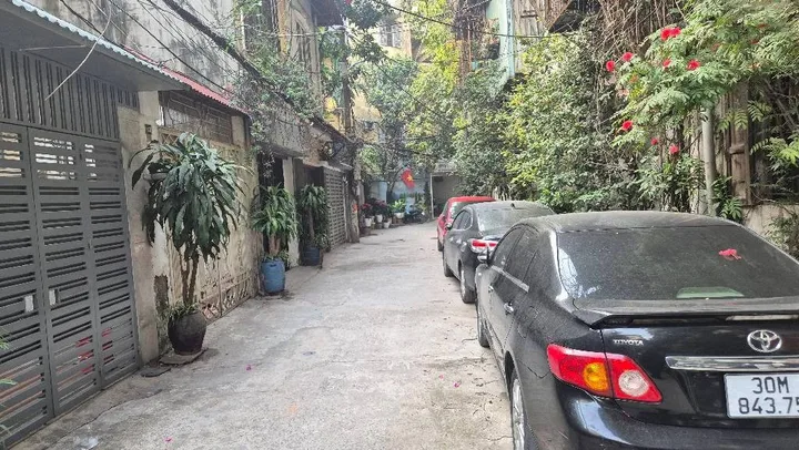 Bán nhà Giải Phóng, HN, DT 72 m2, 3 tầng, MT 4.2m, giá bán 22.8 tỷ
🔥Mô tả:
☀️ Nhà ôtô vào, ngõ thông rộng, khu vực đi lại thuận tiện, gần BV Bạch Mai, bx Giáp Bát, tiện ích bạt ngàn
🏡 Thiết kế 3 tầng, khách, bếp, 3ngủ, wc.
📚 Nhà sổ đỏ đẹp sẵn sàng gia