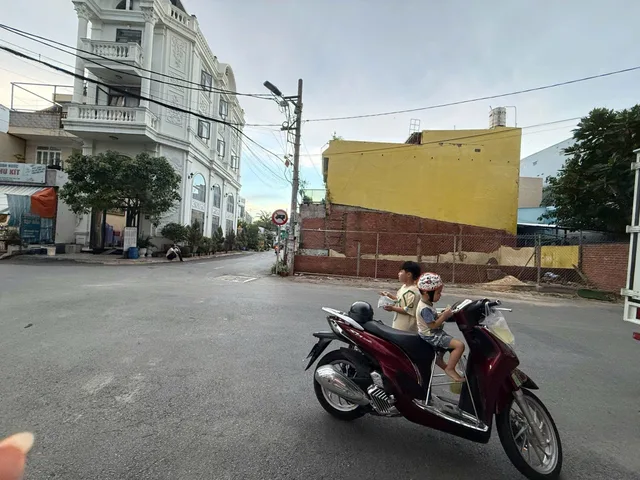 Lô góc 2mt hiệp thanh 06 tiện kinh doanh buôn bán  thuốc tây.cafe .quan ăn .đối diện cty kho xưởng