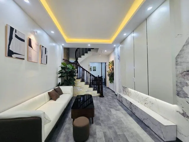 CẦU GIẤY – TRUNG TÂM – LÔ GÓC THOÁNG SÁNG – NHÀ ĐẸP DÂN XÂY – 4 TẦNG KIÊN CỐ