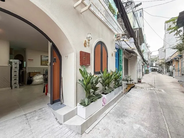 TOÀ NHÀ HOMESTAY 8 PHÒNG – NỘI THẤT LUNG LINH – HẺM XE HƠI – 5 TẦNG – KHOÁN 50TR/THÁNG – NGAY TUYẾN METRO SỐ 2.