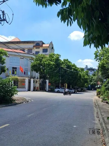 Hàng xóm Vin Gia lâm lô góc ô tô đỗ cửa