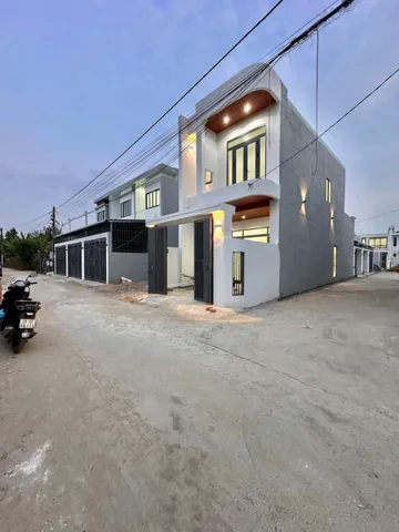 Siêu hót, căn nhà gốc 2 mặt tiền, thuận tiện kinh doanh buôn bán, đường thông xe hơi thoải mái. Thanh toán trước 500tr nhận nhà vào ở ngay