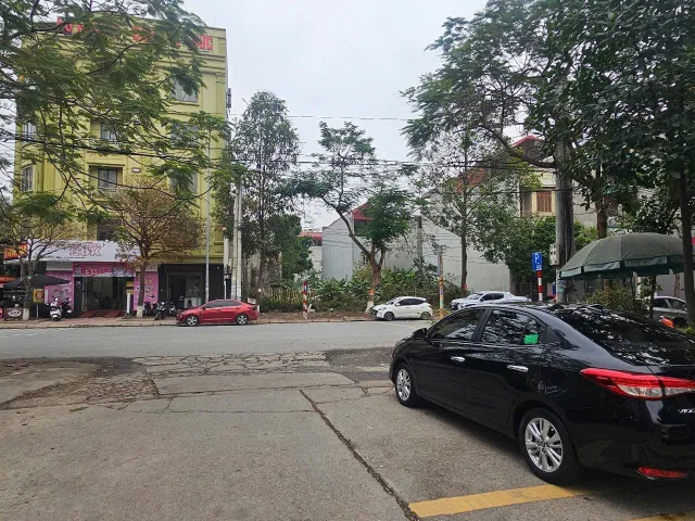Bán đất mặt đường phan huy chú. Cạnh khu liền kề hud-B. Diện tích 82.7m mặt tiền 4.2m hướng tây bắc.  Phường võ cường tỉnh bắc ninh