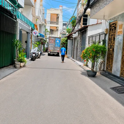 Bán nhà Hẻm Xe Hơi tránh, sát Mặt Tiền Lạc Long Quân Tân Bình 42m2x2 tầng tặng full nội thất