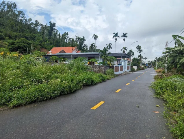 Chính chủ cần tiền mua vàng muốn bán lô đất Cao Quỳ Liên Khê
🍏 vị trí đắc địa mặt đường trải nhựa rộng 8m 
🍊DT: 78 m /1lô 
🌺hướng Bắc 
Giá 780 
L/h:076.231.9990 em Thúy