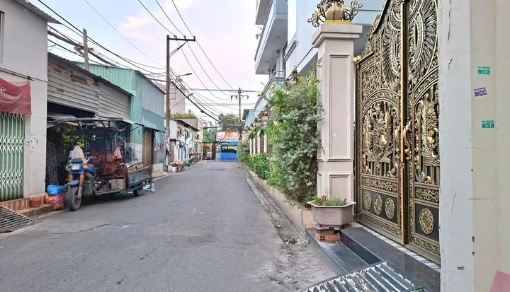 Chỉ hơn 4tỷ, Dt(81m2) nở hậu tài lộc_nhà Lê Đình Cẩn_hẻm xe hơi