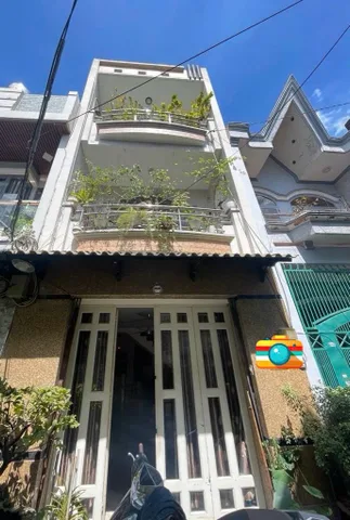 Nhà 3 tầng đúc. Ngay gần công viên Làng Hoa