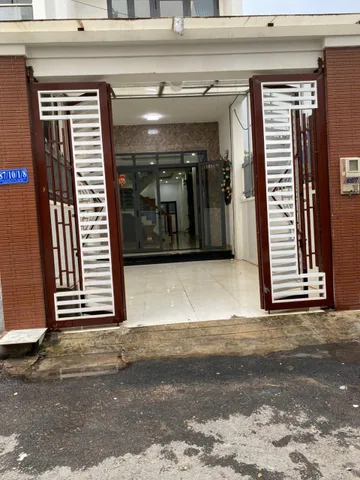 Khu dân cư đông đúc, gần chợ, trường học