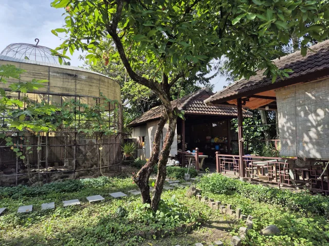 Chỉ 25tỷ biệt thự gỗ sân vườn 40x58=2000m2 có 200m2 thổ cư góc 2mt bờ kênh đông thạnh hóc môn