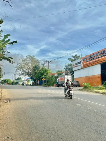 Đất mặt tiền tỉnh lộ 5 
Đẹp ko tỳ vết,gần khu dân cư,gần chợ,bách hóa xanh,ubnd ,công an,trường học diện tích 150m2 5m 2ty750