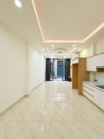 KINH ĐÔ THỜI TRANG LÊ VĂN SỸ - HUỲNH VĂN BÁNH PHÚ NHUẬN - 4 TẦNG BTCT MỚI ĐẸP Ở NGAY