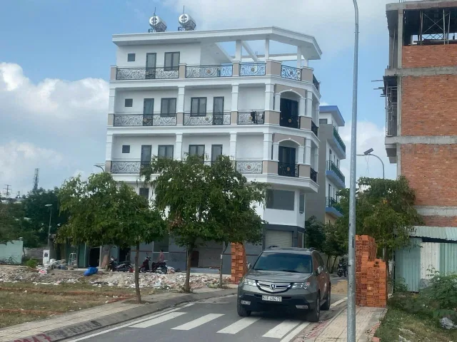 Bán căn nhà góc có căn hộ thu nhập 
45 triệu/ tháng. P bình h HÒA