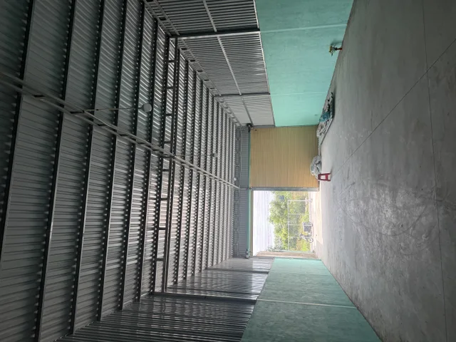 Kho ngang 8m dài 22m 
Có sân trc kho 50m2
Phía sau kho còn sân vườn 
Toilet điện nước đầy đủ.....dân cư đông....