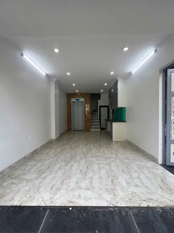 Nhà lô góc 6 tầng thang máy – Oto qua nhà – Gần QL32 & Ga tàu điện