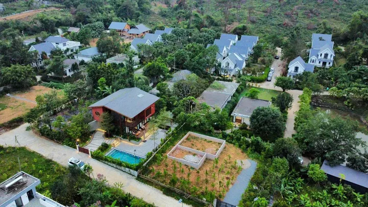 Ở đâu có đất nghỉ dưỡng view nhìn đồi thông và hồ nước như thế này?