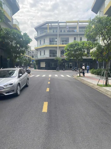 Bán Nhà phố Thương mại 4 tầng căn hoa hậu, trung tâm Bcons City, ngay Làng Đại học giá nhỉnh 10 tỷ