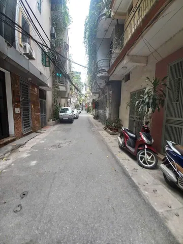 Phố Yên Lạc - Gara ô tô - Cách 1 nhà ra ô tô tránh
