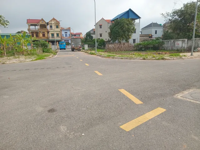 Đấu giá Tân Quang Văn Lâm vỉa hè ô tô tránh 2 mặt đường