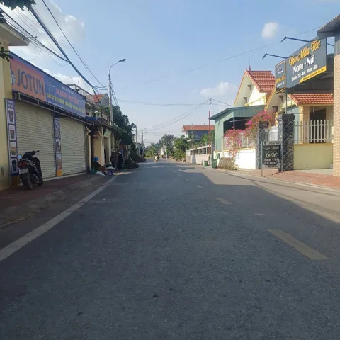 Chính chủ gửi bán lô đất mặt đường liên xã đẹp  Chính Mỹ -Quảng Thanh.l/h:076.231.9990 e Thúy 

✅ Diện tích 60,3 m
✅Hướng Đông Bắc 
✅ Nằm trên trục đường trải nhựa .Vị trí kinh doanh buôn bán sầm uất 
✅ Bìa Hồng chính chủ 

💸 Giá 1 tyxx

Quý vị  