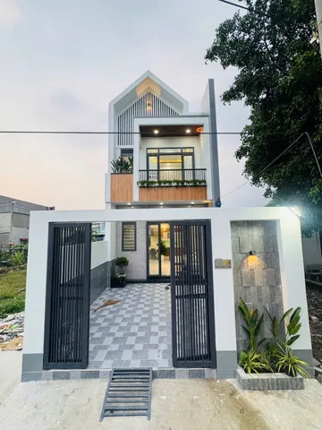 Bán nhà mới xây gần chợ mỹ hạnh, cách nhựa giồng lớn vào 200m, nhà 3PN đường xe hơi dân cư đông